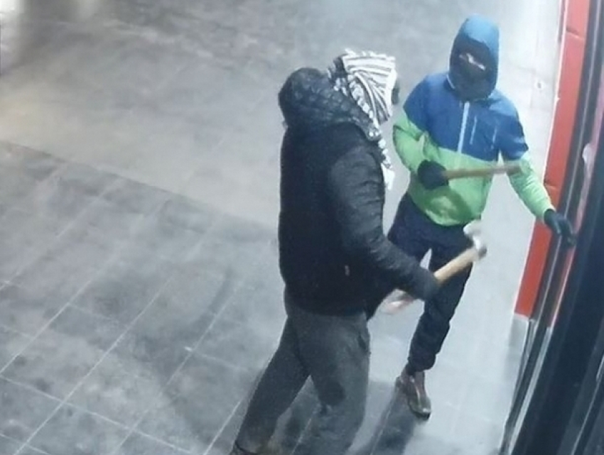Молодые бандиты, совершившие дерзкую кражу платежного терминала из магазина, попали на видео