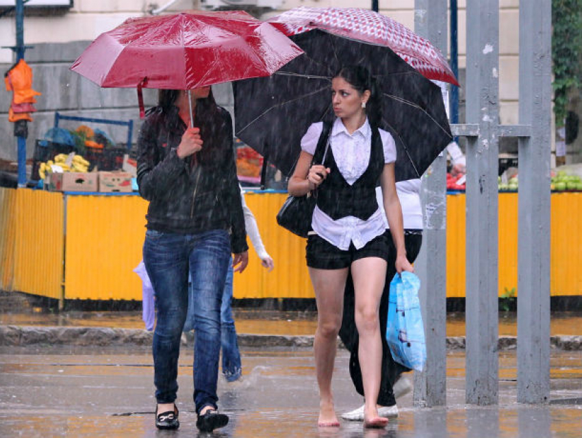 Дожди с грозами и снижение температуры пообещали синоптики в Молдове