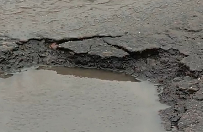 Столичные водители негодуют: после таяния снега кишиневские дороги покрылись глубокими ямами