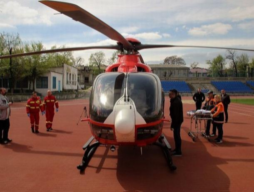 Пострадавшую от взрыва газа жительницу Кишкарен доставили в Кишинёв на вертолёте
