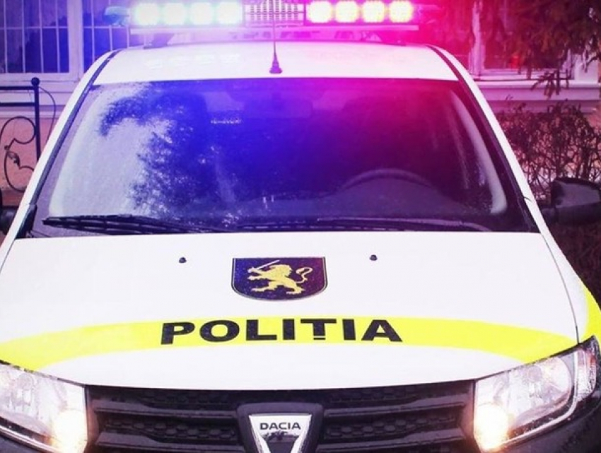 В Теленештах мужчина влепил пощечину полицейскому, а другого избил битой