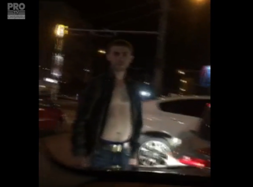 В Кишиневе неадекватный молодой человек подрался с машиной