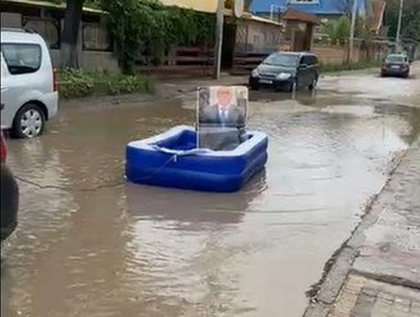 В Бельцах по затопленным улицам пустили кораблик с лицом Усатого
