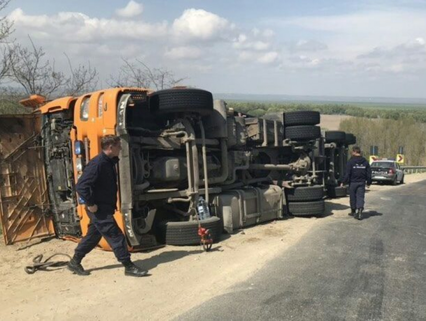 Водитель получил травмы в перевернувшемся грузовике на юге Молдовы