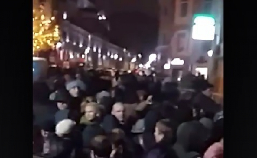 На участках в Москве закончились бюллетени, начались массовые протесты