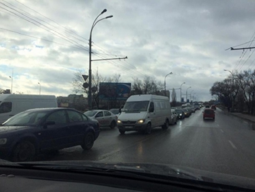 ДТП и пробки создали проблемы в передвижении по улицам Кишинева