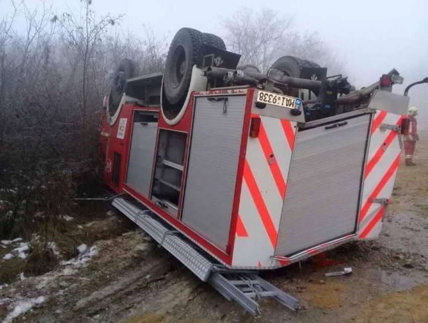Трагикомичный случай в Оргееве – спешившая на выезд пожарная машина перевернулась на скользкой дороге