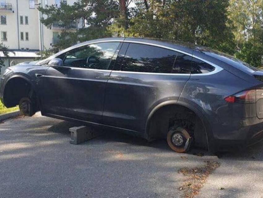 В Кишиневе с автомобиля Tesla сняли колеса