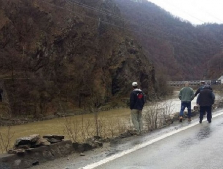 Героический водитель спас девочку из улетевшего на его глазах в горную реку автомобиля 