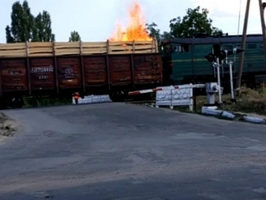 Товарный вагон загорелся возле железнодорожного вокзала в Страшенах 