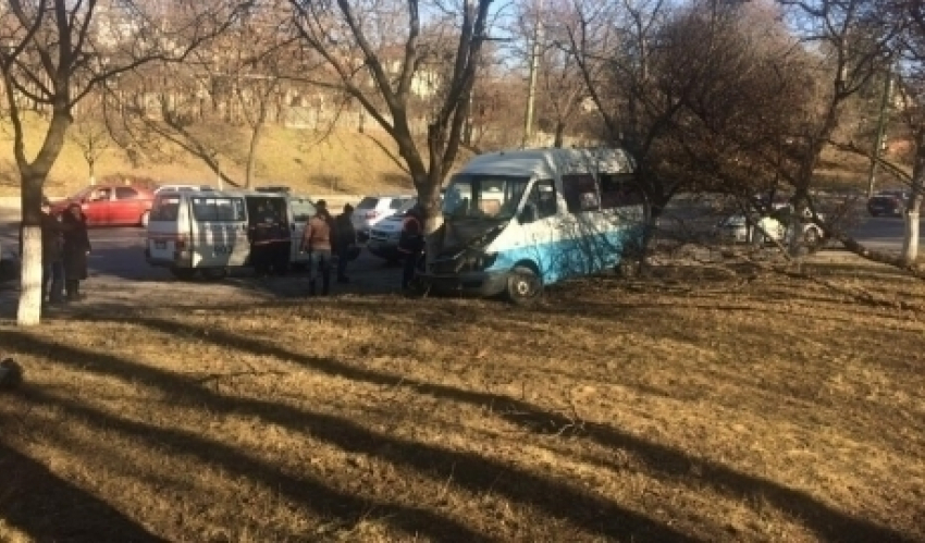В Кишиневе маршрутка врезалась в дерево: двое госпитализированы