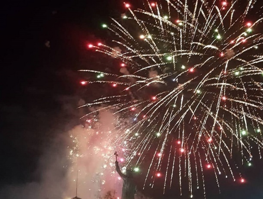 Новогодний салют после грандиозного концерта в центре Кишинева сняли на видео