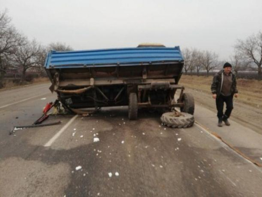 Автобус Кишинёв-Москва врезался в трактор с прицепом в Рышканском районе