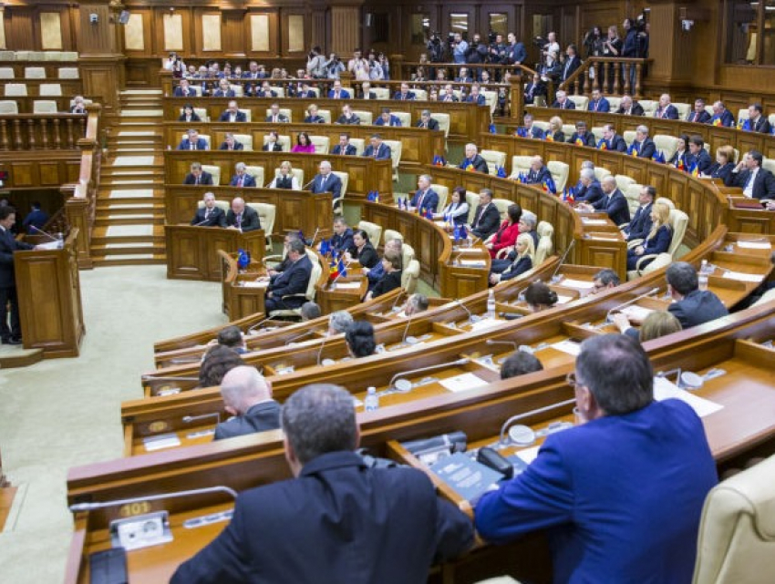 Коронавирусная политика: оппозиция не хочет голосовать в парламенте за введение ЧП