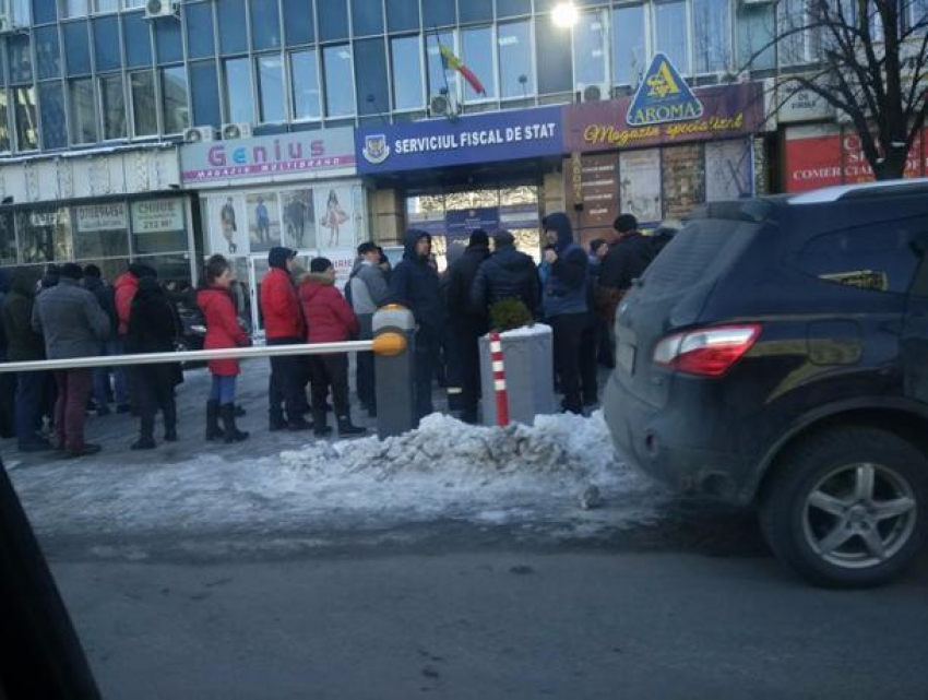 Массовый протест устроили торговцы у зданий налоговой службы и правительства Молдовы 