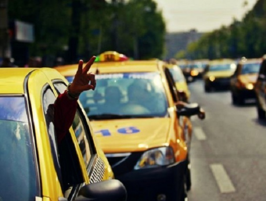 Кишиневский таксист отказался принимать деньги за поездку по счетчику