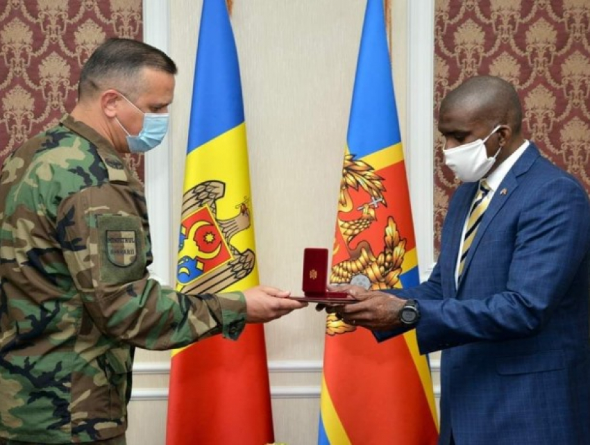 Каждому послу - по медали. Минобороны наградило иностранных дипломатов