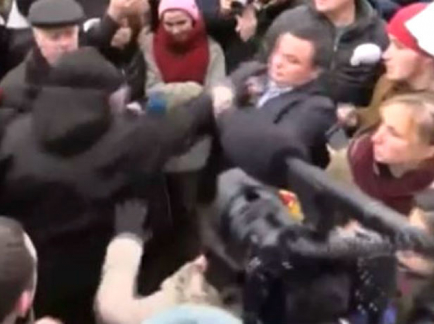 Нападение разъяренных активистов на главу Нацполиции Киевской области после убийства Ноздровской сняли на видео