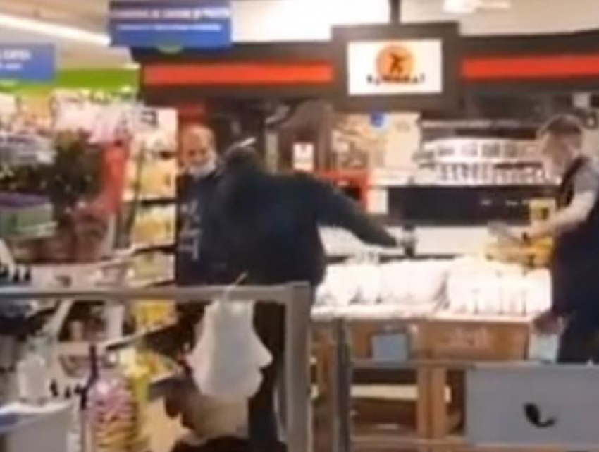 Два пьяных приятеля устроили боксерский поединок прямо в одном из кишиневских супермаркетов