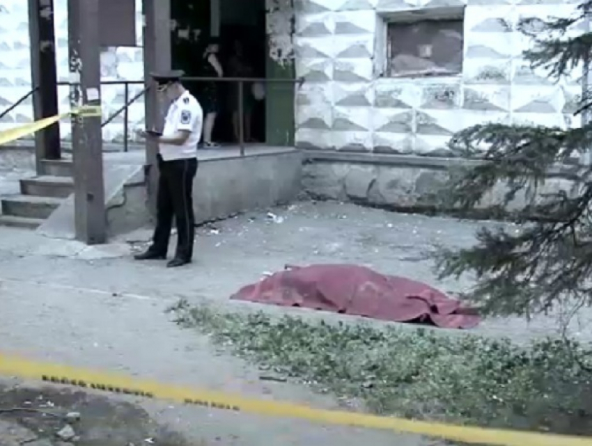Девушка в луже крови: в Кишиневе разбилась студентка, выпрыгнувшая из окна 8-го этажа общежития