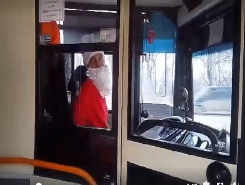 Дед Мороз сел за руль троллейбуса и поздравил всех пассажиров с Новым Годом! 