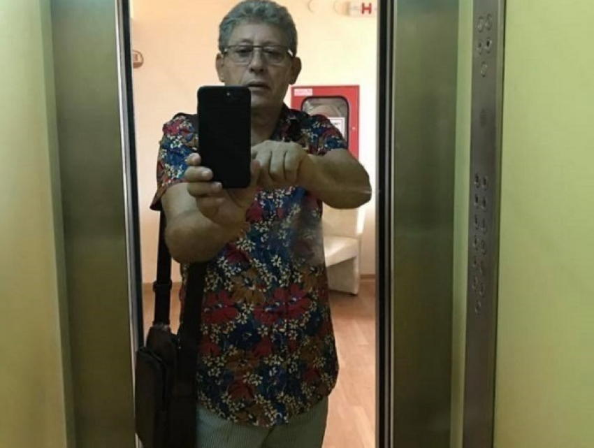 Одетый в шорты Михай Гимпу опубликовал селфи в лифте