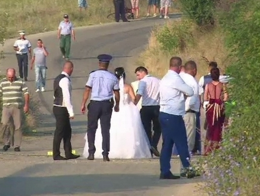Возвращавшиеся со свадьбы девушка и двое юношей погибли в рухнувшем с моста автомобиле 