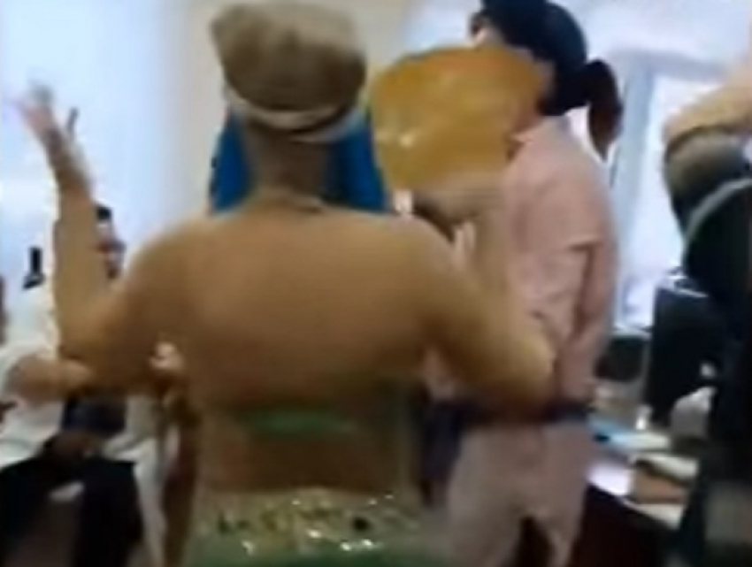 Видео зажигательного танца живота врача на новогоднем корпоративе привело к ее увольнению