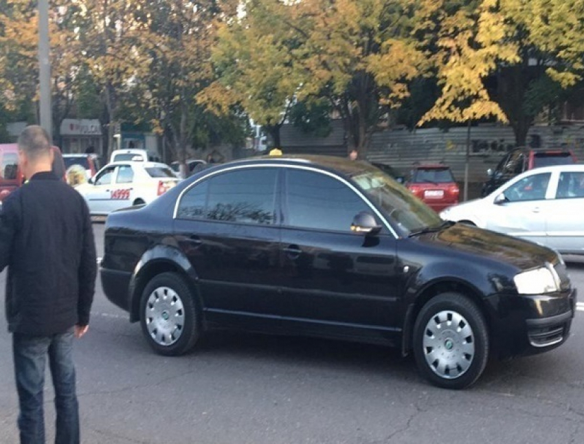 Мать с ребенком на руках на Буюканах сбил черный автомобиль правительства Молдовы
