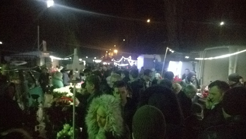 В Кишиневе мужчины берут штурмом оптовый цветочный рынок 