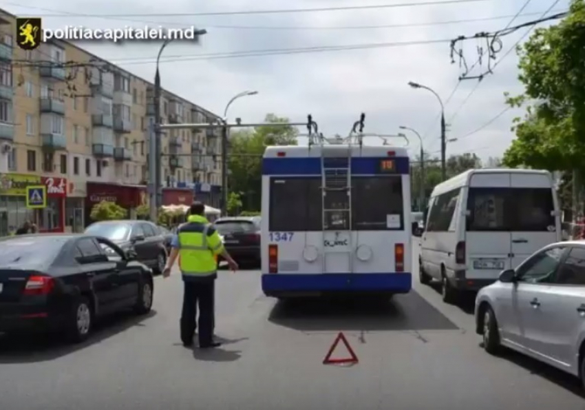 Жительница Кишинева получила переломы, упав в троллейбусе