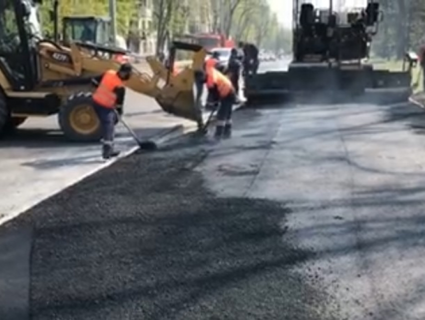 Одну из столичных улиц приводят в порядок - тротуар там теперь не узнать