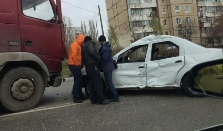 На Ботанике столкнулись КАМАЗ и автомобиль такси