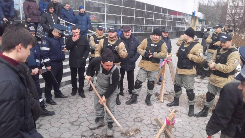 Незаконное строительство на Московском проспекте охраняют сотрудники охранного агентства «Беркут»