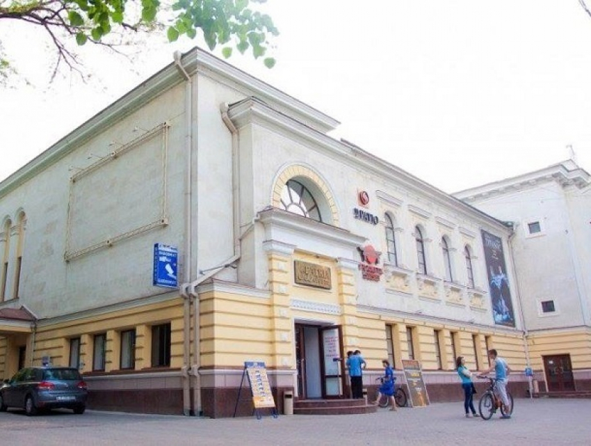Охранники известного кишиневского кинотеатра грубо отнеслись к рвущейся в туалет даме