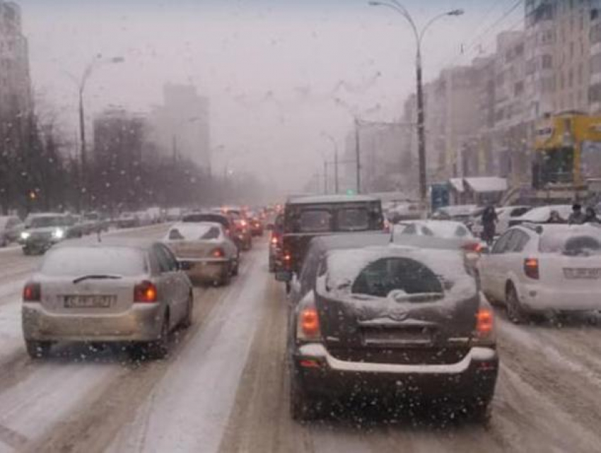 Снегопад в столице спровоцировал гигантские пробки