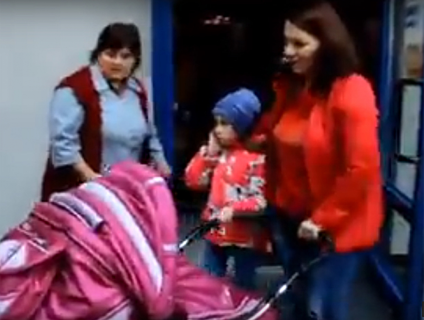 Панику и слезы детей при эвакуации из торгового центра в Кишиневе сняли на видео