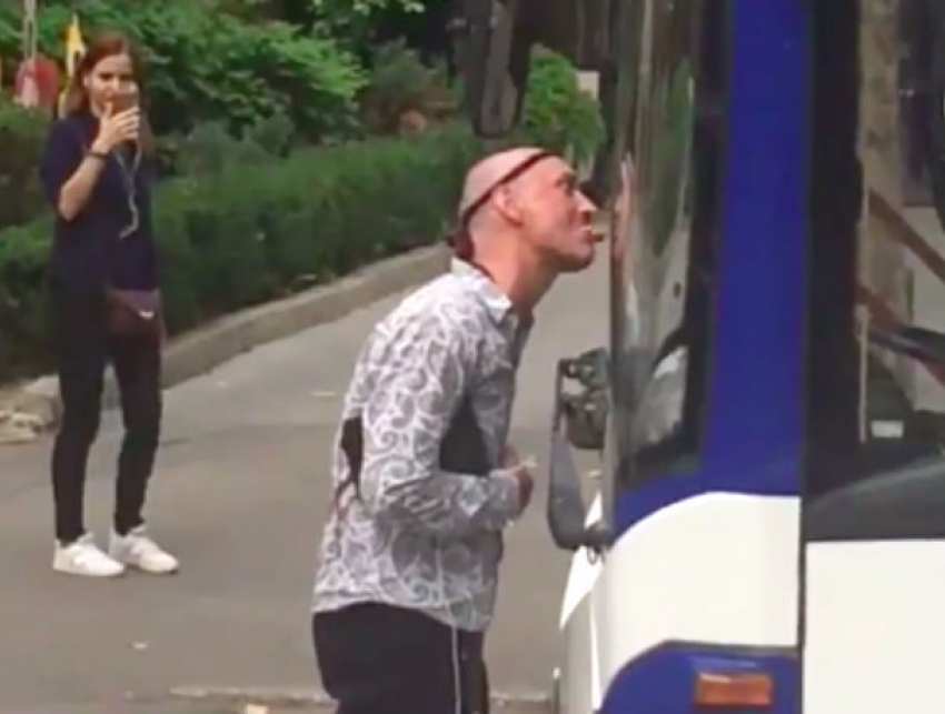 Кривляющийся мужчина остановил столичный троллейбус и принялся лизать его лобовое стекло