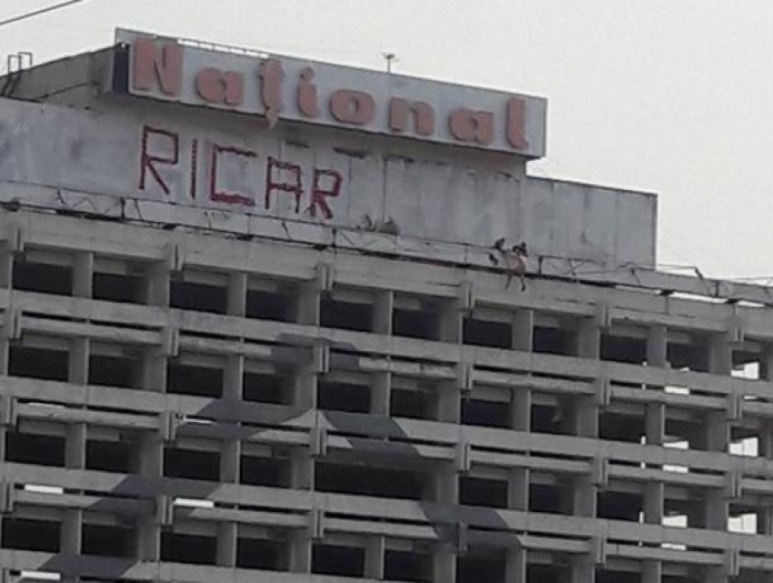 Неизвестный попытался спрыгнуть с крыши гостиницы Националь