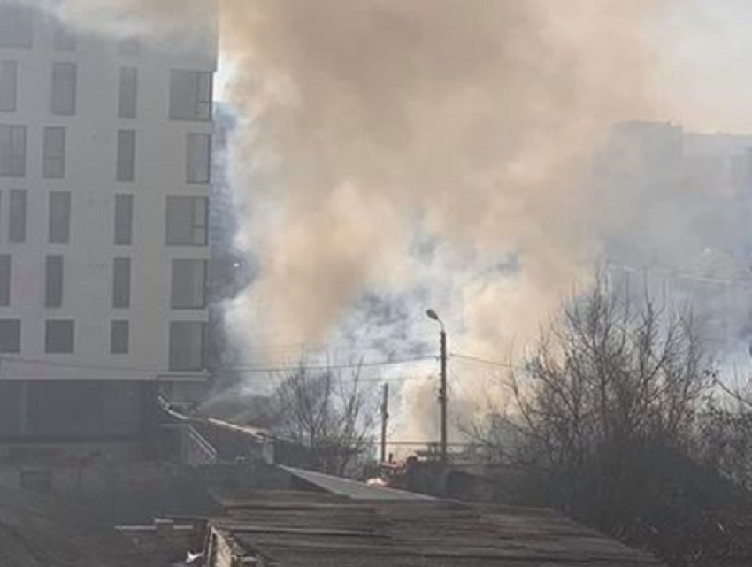 Сильный пожар на Рышкановке - горит частный дом