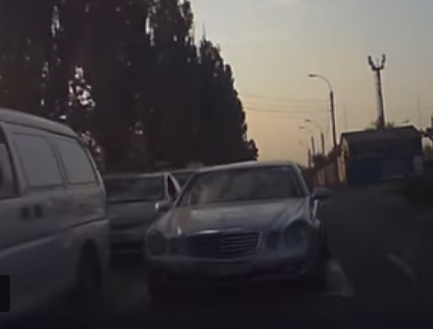 Автохама на Mercedes E-Class сняли на видеорегистраторы в столице