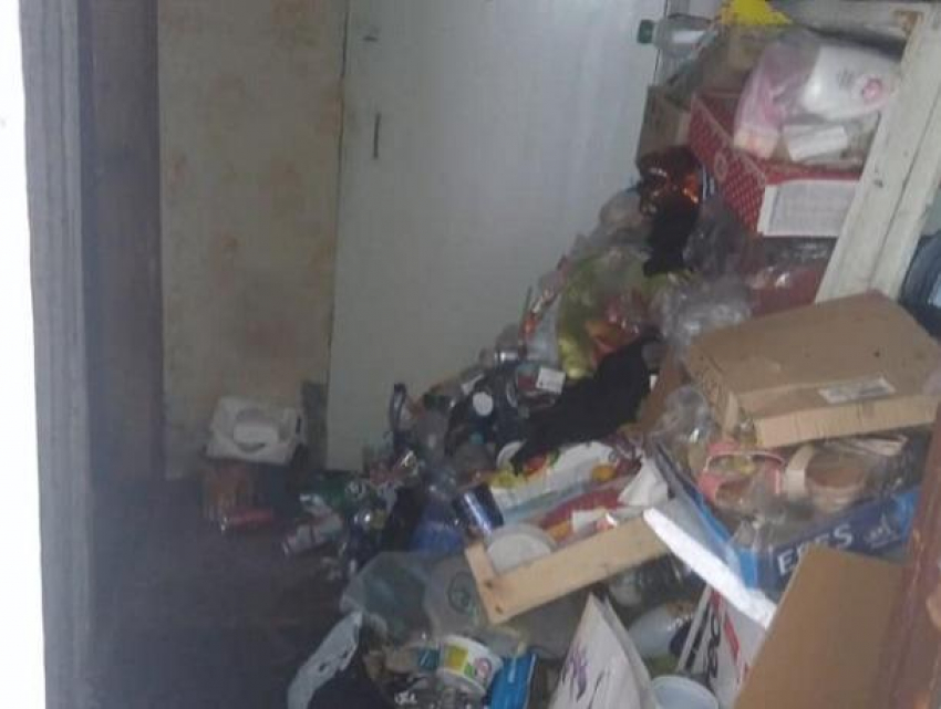 В Кишиневе женщина умоляет спасти ее от соседки, которая завалила мусором всю квартиру и общий коридор