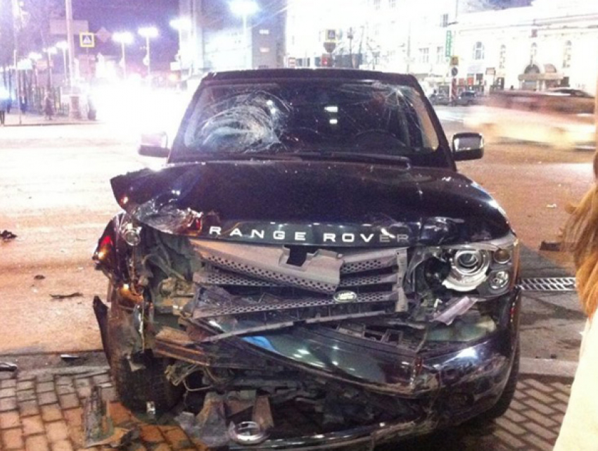 Попавшему в аварию владельцу Range Rover страховая компания выплатила 340 тысяч леев