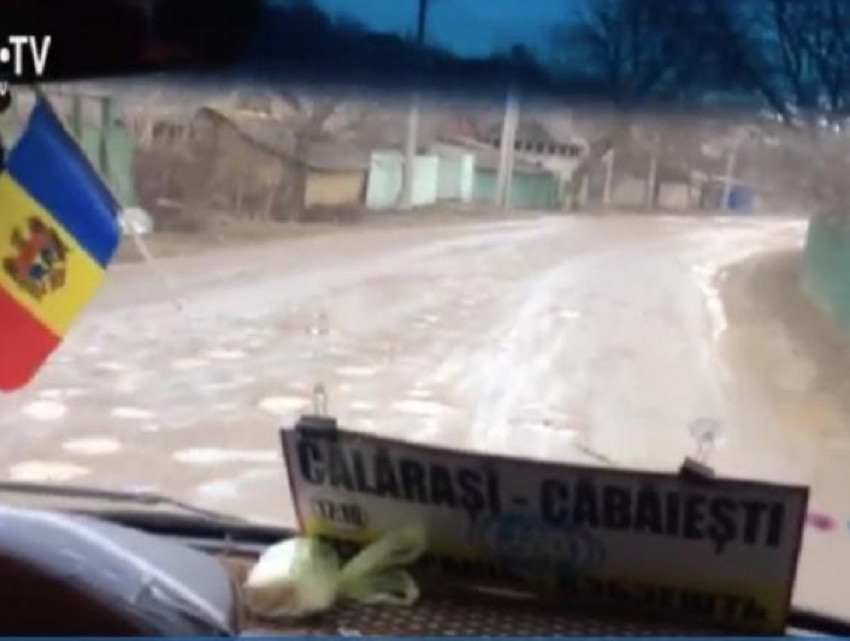 Возмущённый дорогами в одном из оживлённых сёл Каларашского района водитель записал красноречивое видео