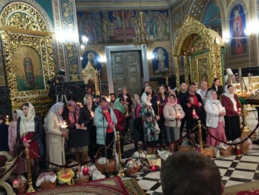 Сотни верующих провели Ночь Воскресения в монастыре Курки