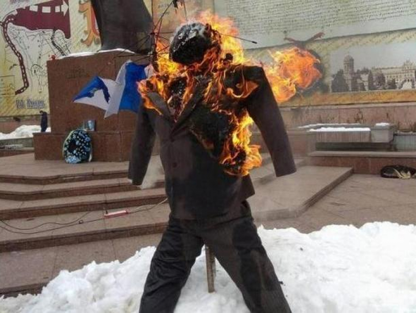 Чучело Порошенко сожгли под аплодисменты на праздновании Масленницы в Черновцах 