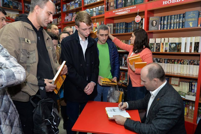 Известный российский писатель Николай Стариков провел автограф-сессию в Кишиневе 