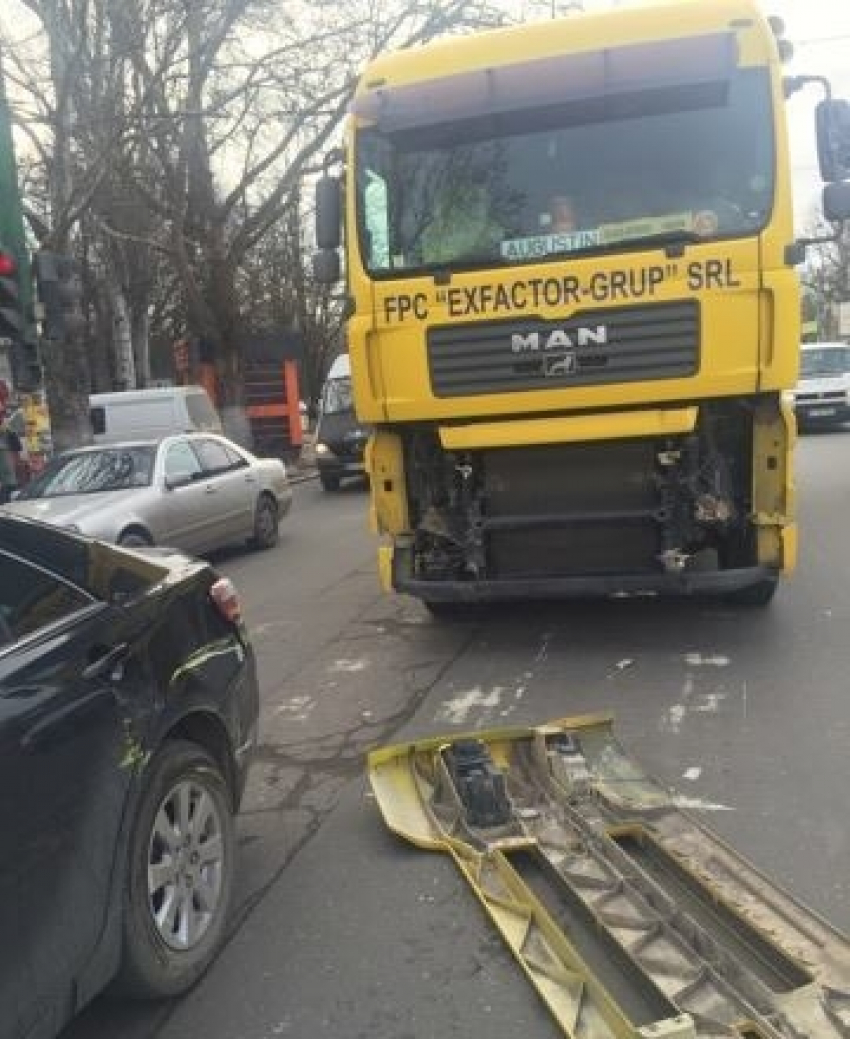 На Ботанике грузовик столкнулся с тремя легковушками