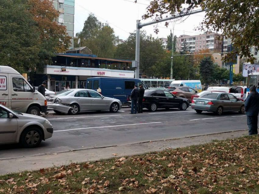 На бульваре Дачия столкнулись сразу пять автомобилей