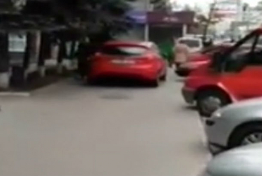 Автохама, ехавшего по тротуару в центре Кишинева и попавшего на видео, наказали